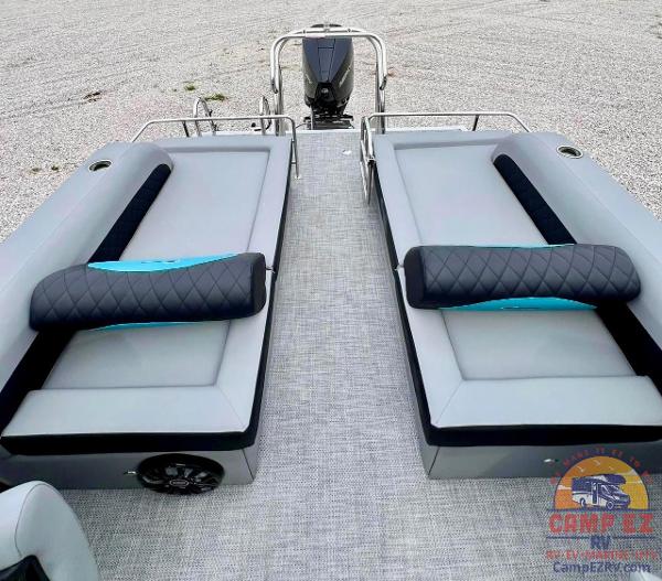 2024 Massimo Marine T-25 Ultra Lounger boat with dual gray loungers and black accents.