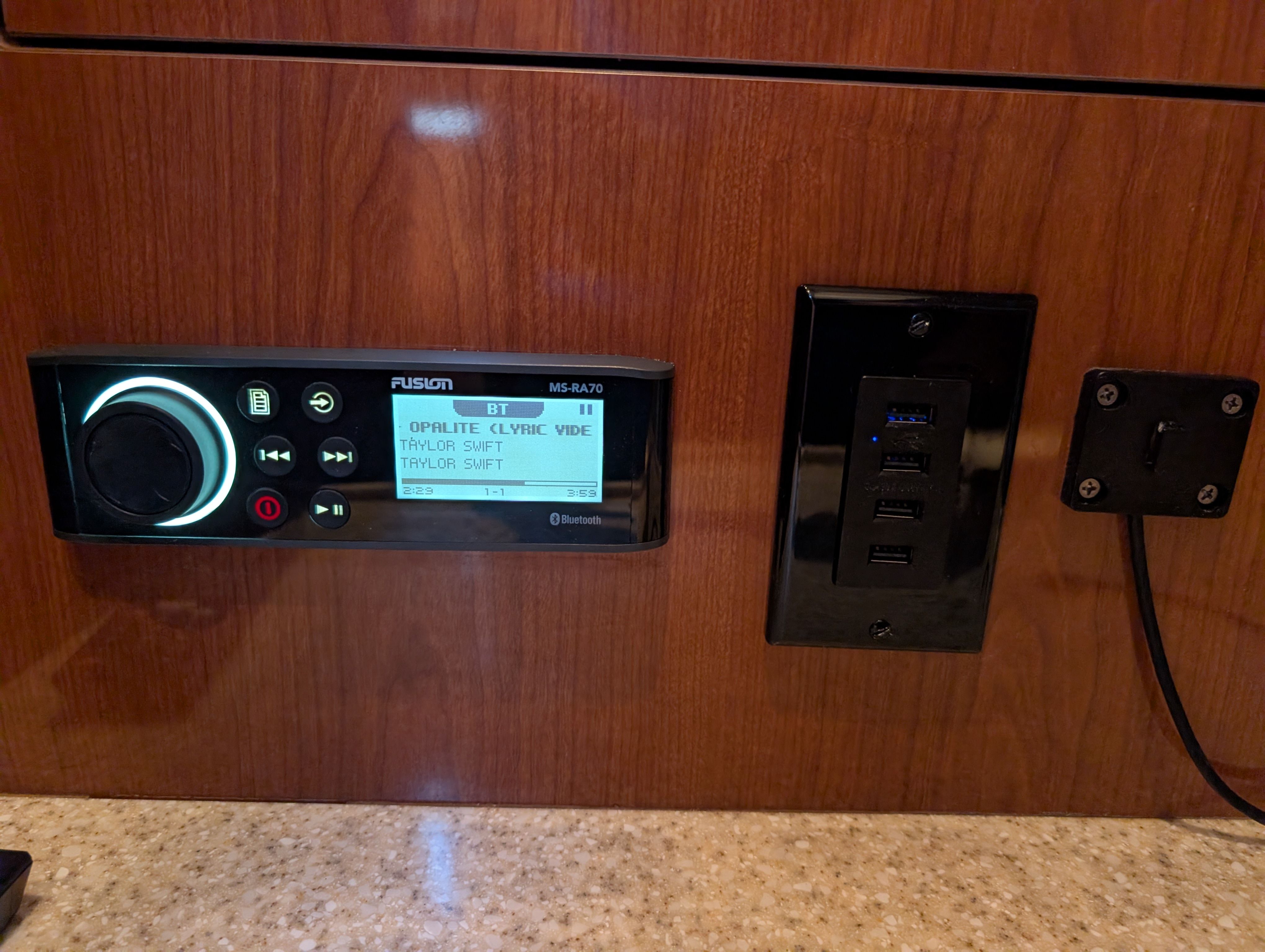 Regal Commodore 3560 boat audio system with USB ports, year 2005.