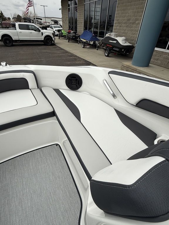 2025 Yamaha Boats AR195 - 13