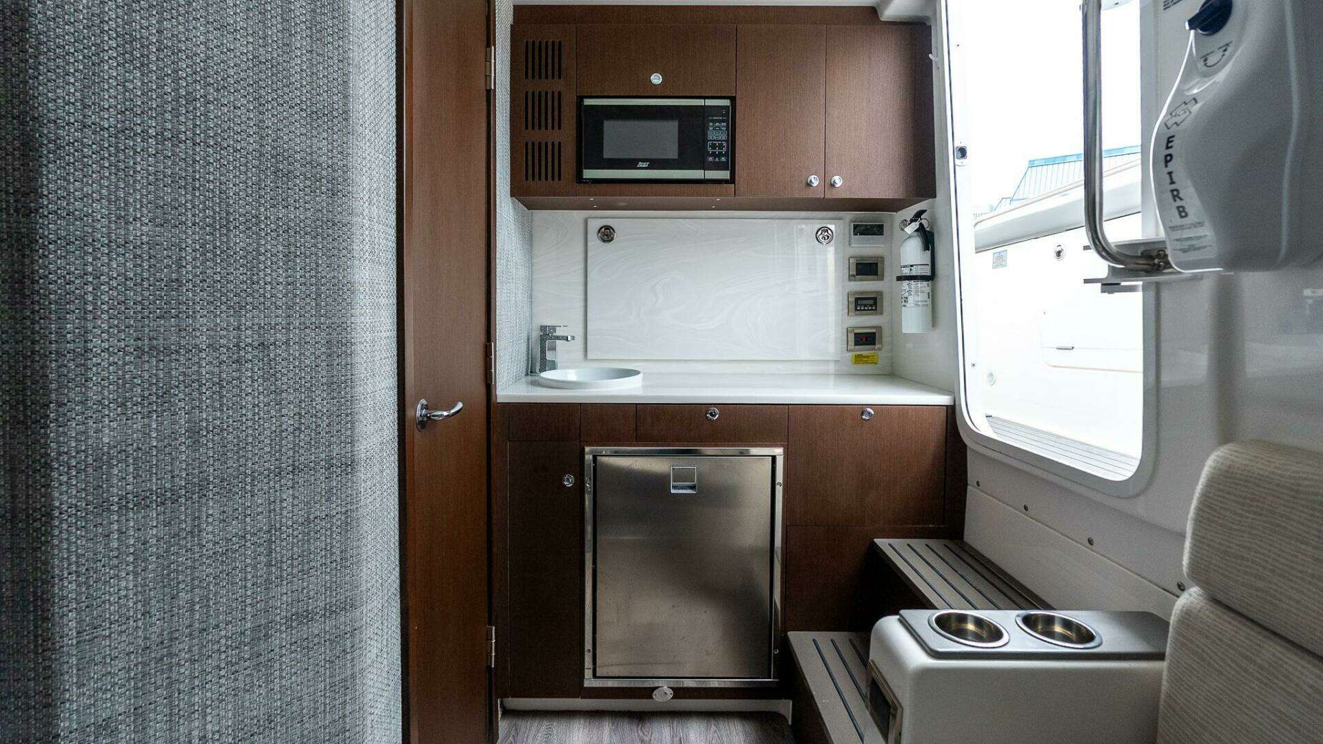 2023 Everglades 455 Center Console - Image 33