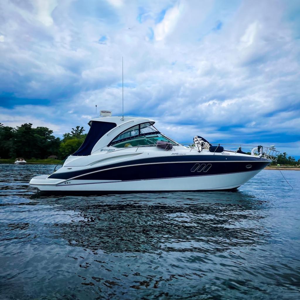 2011 Cruisers Yachts 360 Express