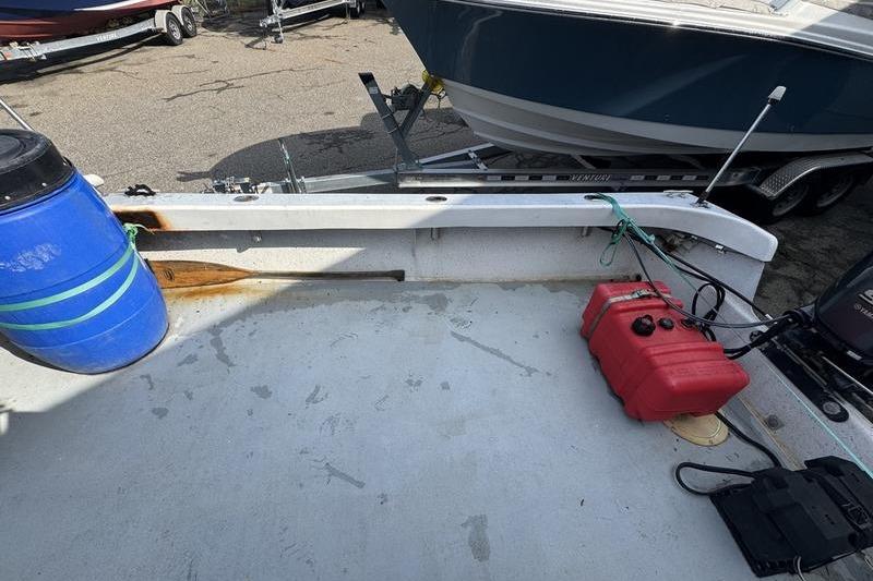 2001 ROS Boats 19 RUNABOUT deck with fuel tank and blue barrel.