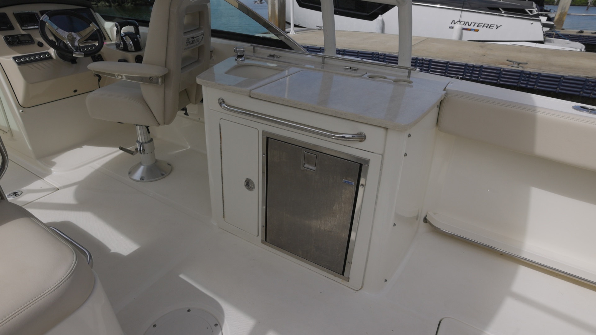 2014 Boston Whaler Vantage - Image 9