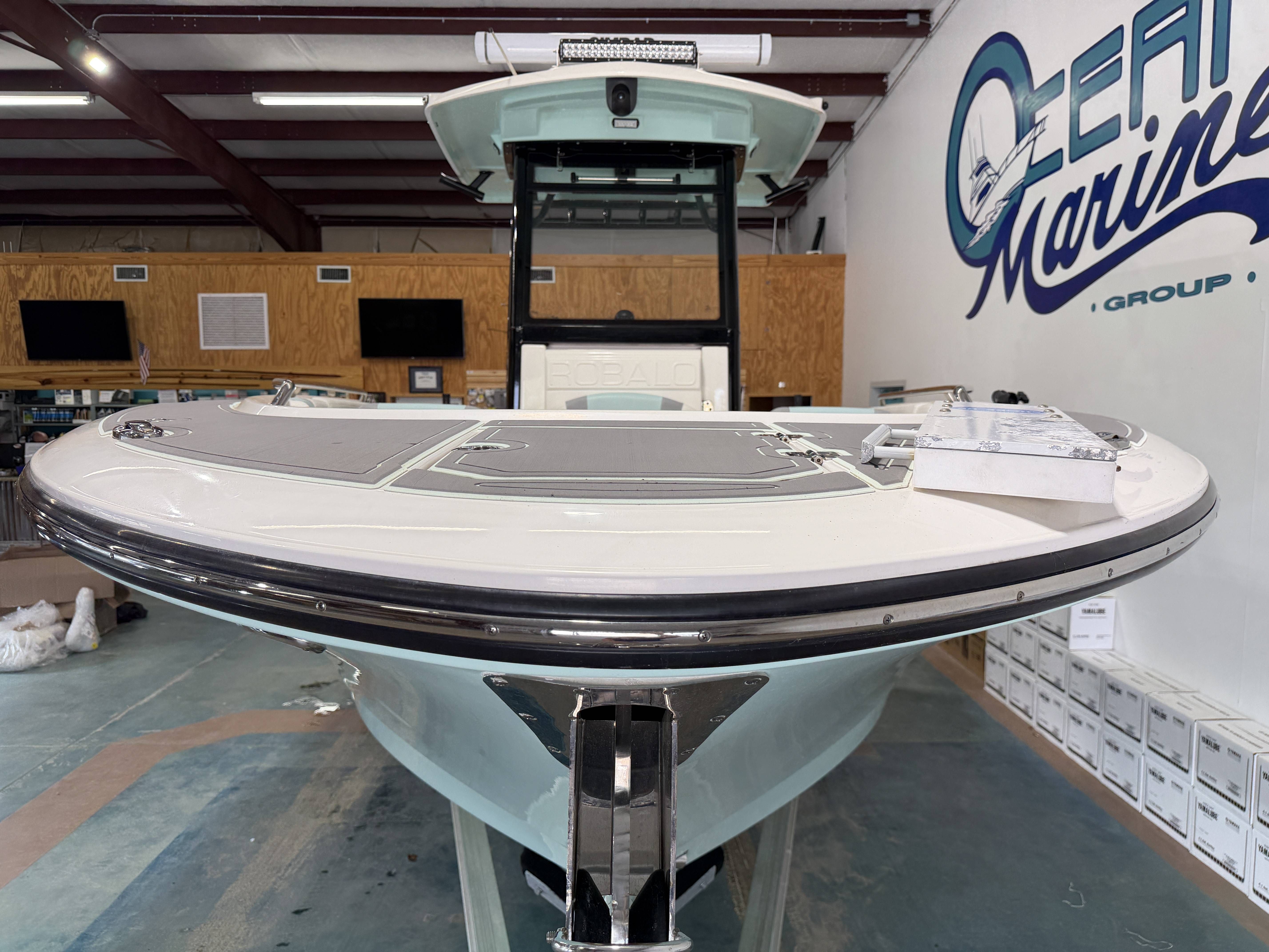 2023 Robalo R250 Center Console - 34