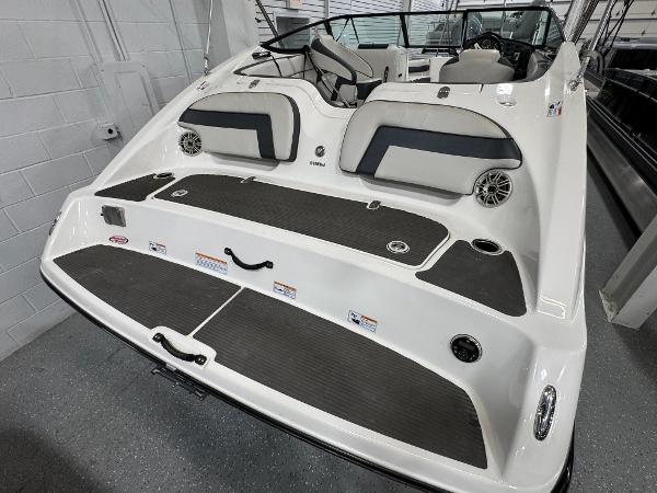 2014 Yamaha Boats 212X, sleek design, spacious seating, modern interior, ideal for water sports.