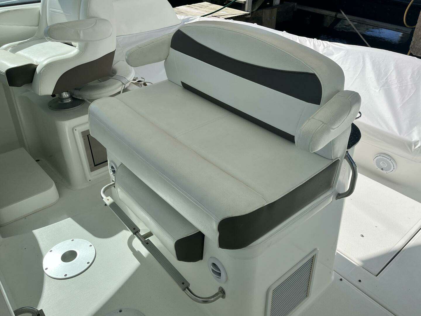 2008 Cruisers Yachts 390 Sport Coupe - Image 14