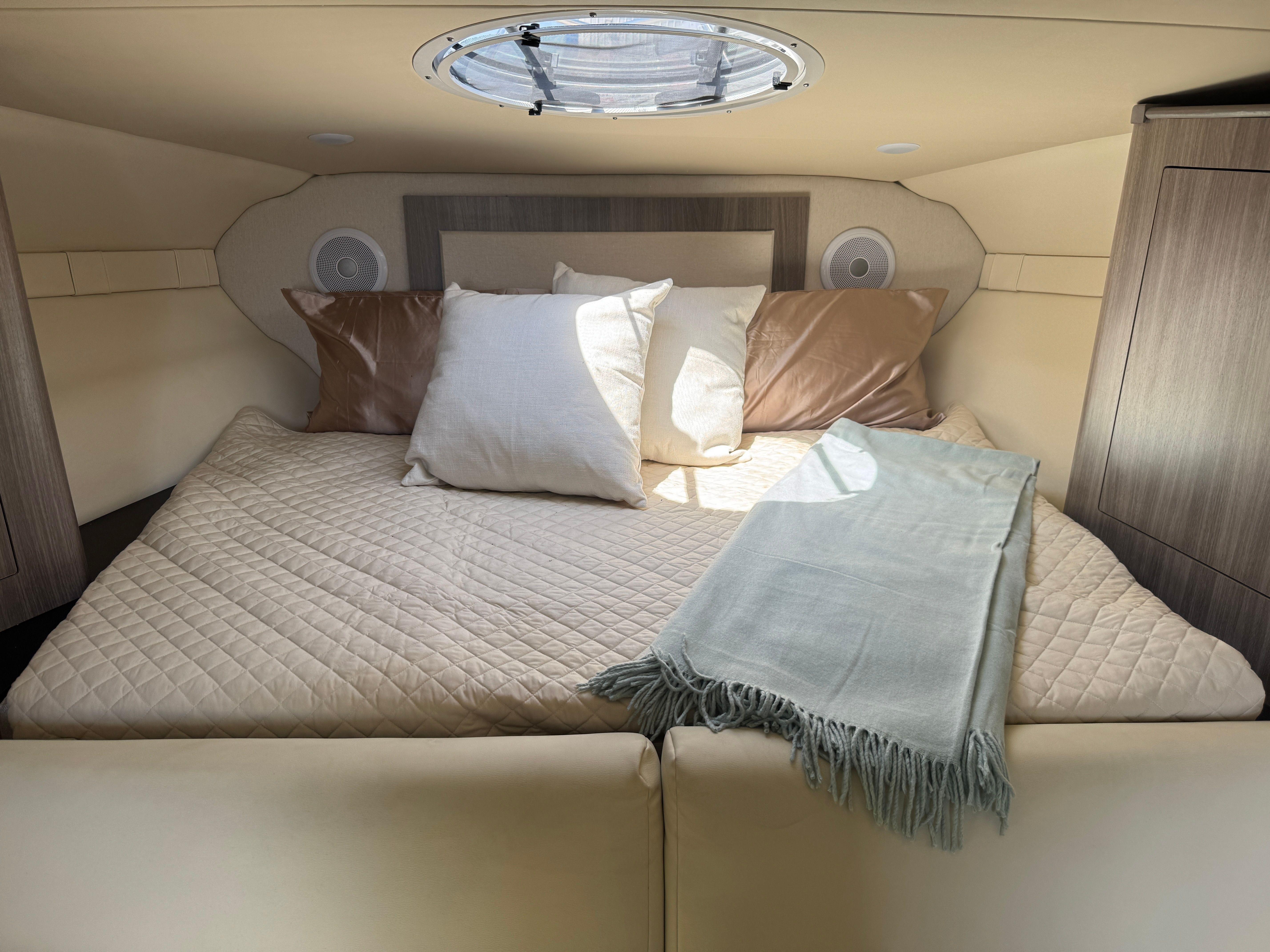 2023 REGAL 33 EXPRESS - Image 19