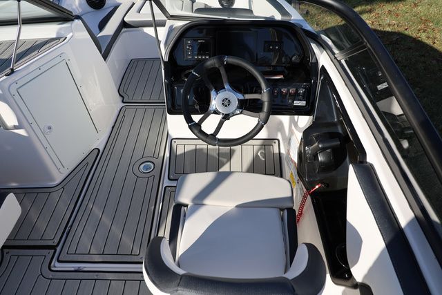 2026 Yamaha Boats 195 S BOTH COLOR AVAILABLE - 15