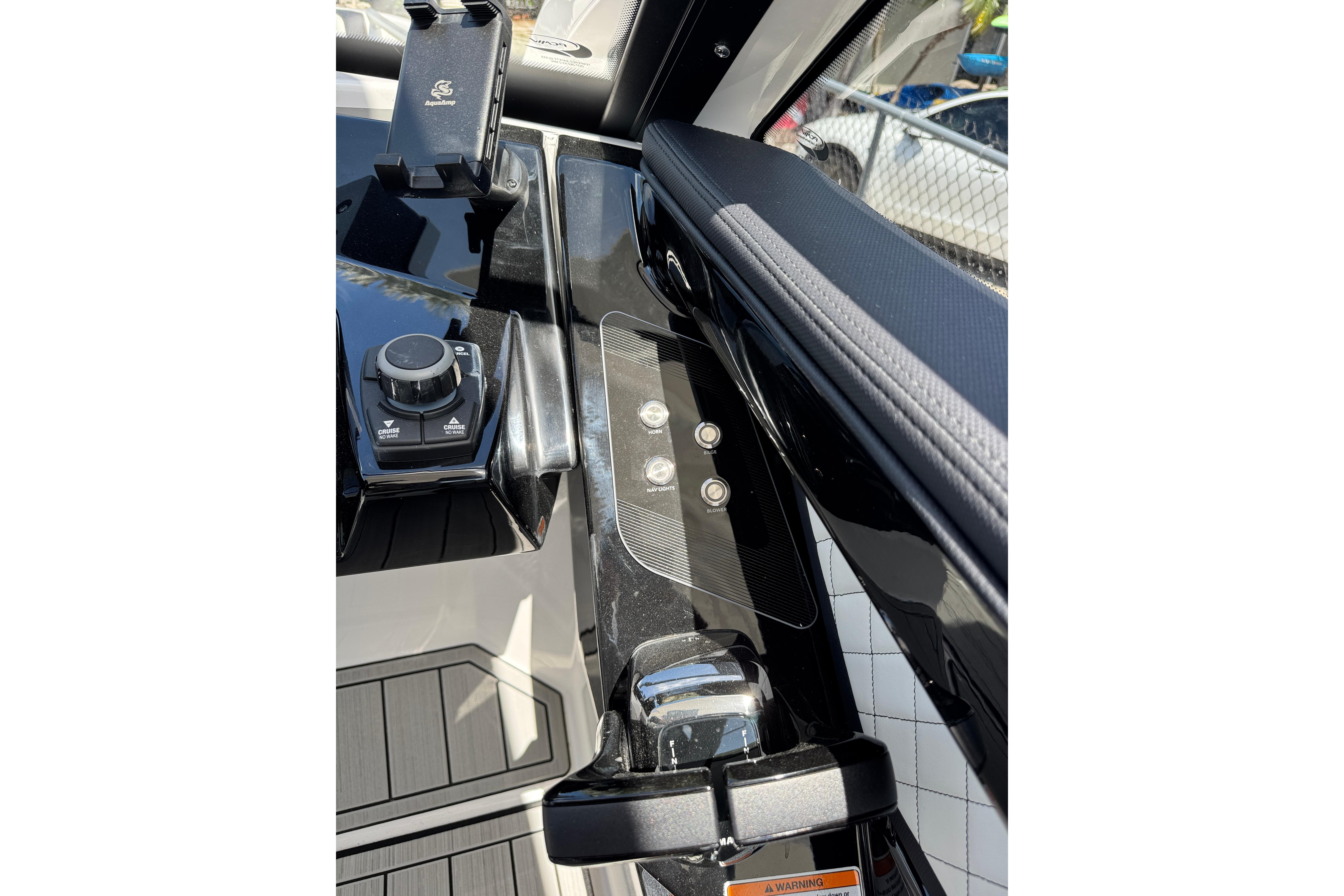 2026 Yamaha Boats 275SD dashboard with control panel and sleek design.
