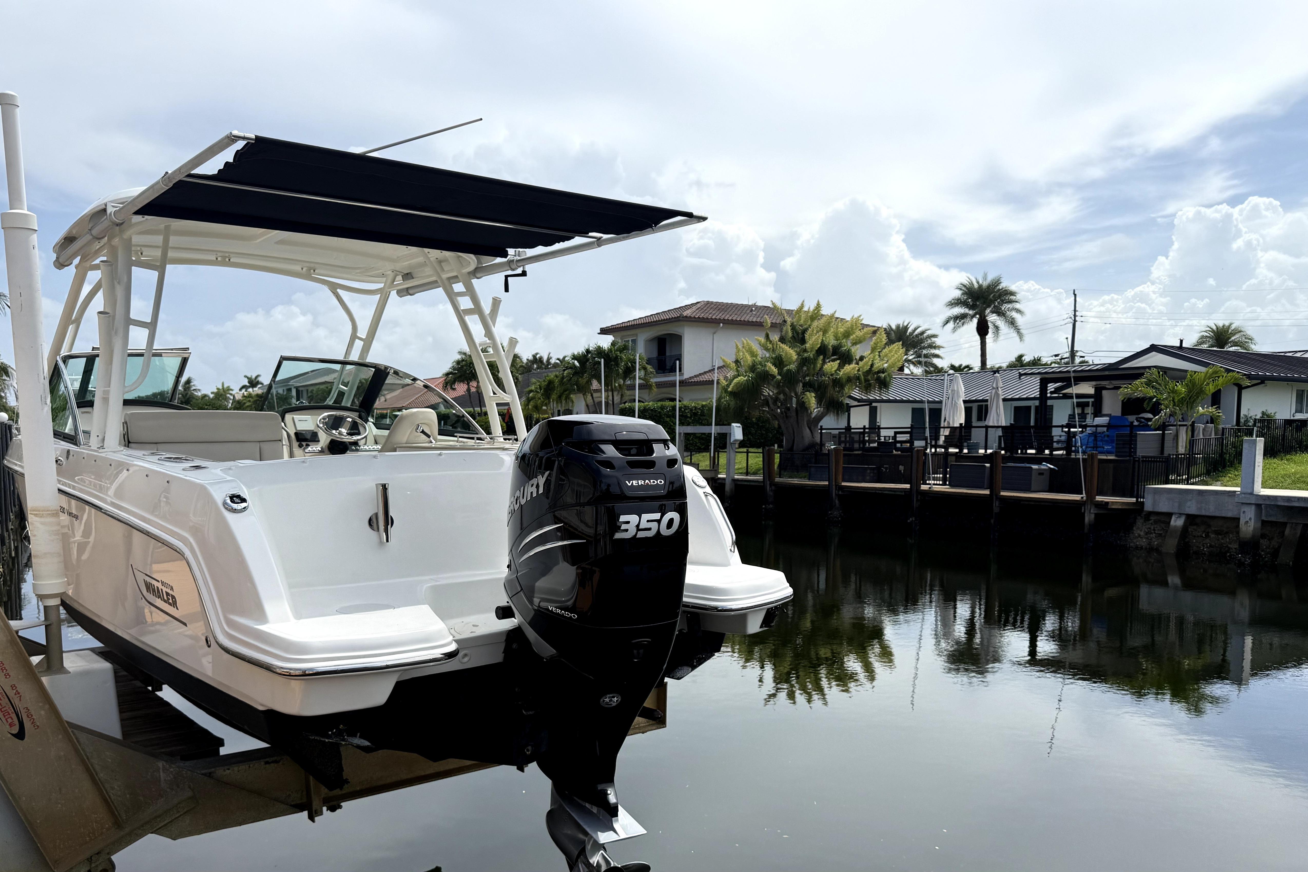 2018 Boston Whaler 230 Vantage