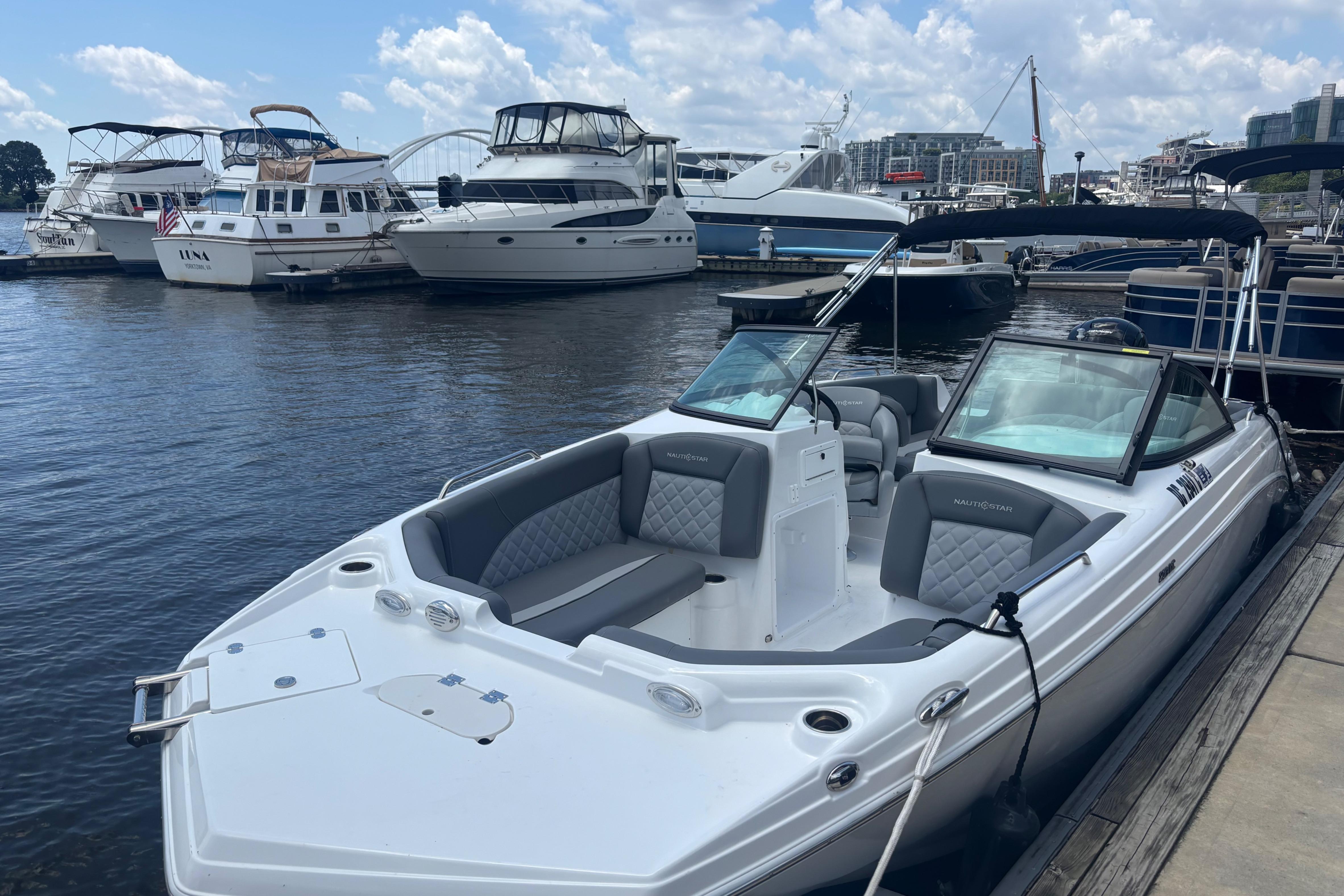 2025 NauticStar 223 DC