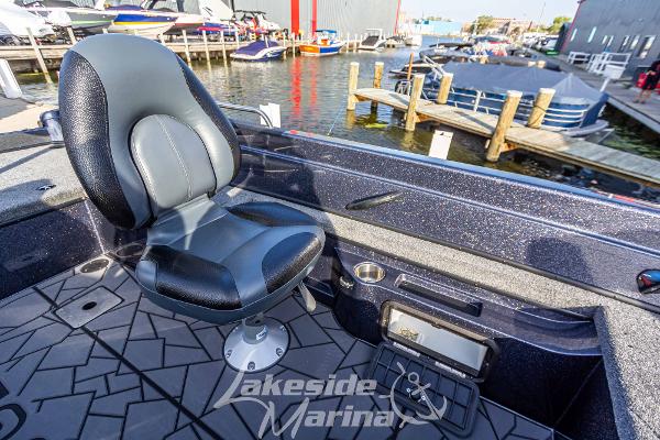 2024 Recon 985 SC boat interior at Lakeside Marina, featuring a comfortable swivel seat.