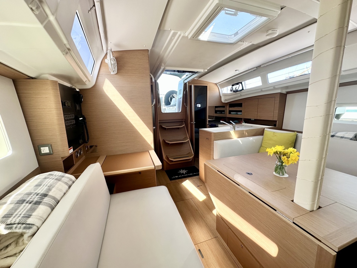 2023 Jeanneau 380 PERFORMANCE - Image 16