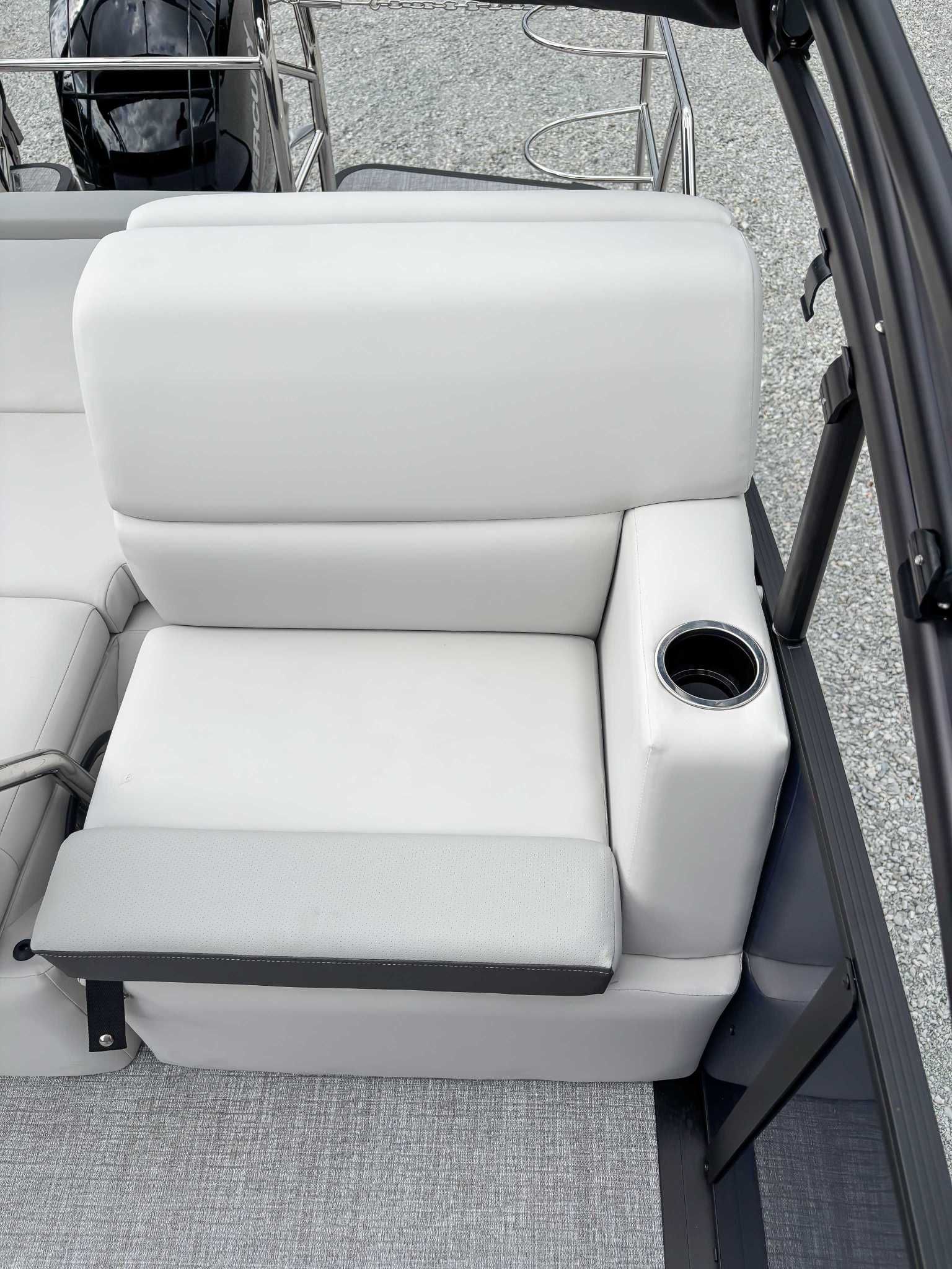 Harris Cruiser 230 SLDH 2026 seat with cup holder.