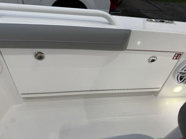 2026 Everglades 253 Center Console - 29