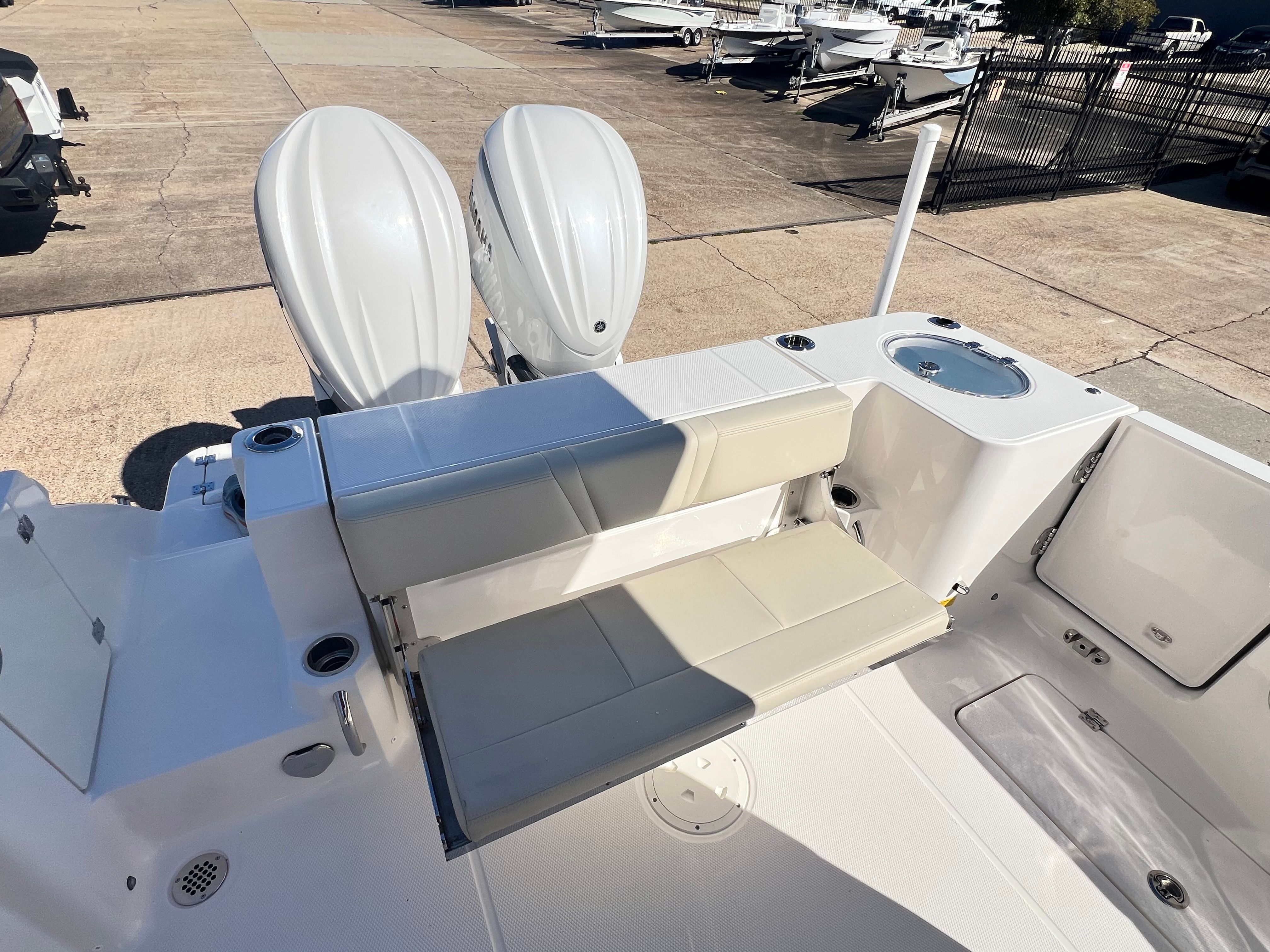 2026 Robalo R270 Center Console - 6
