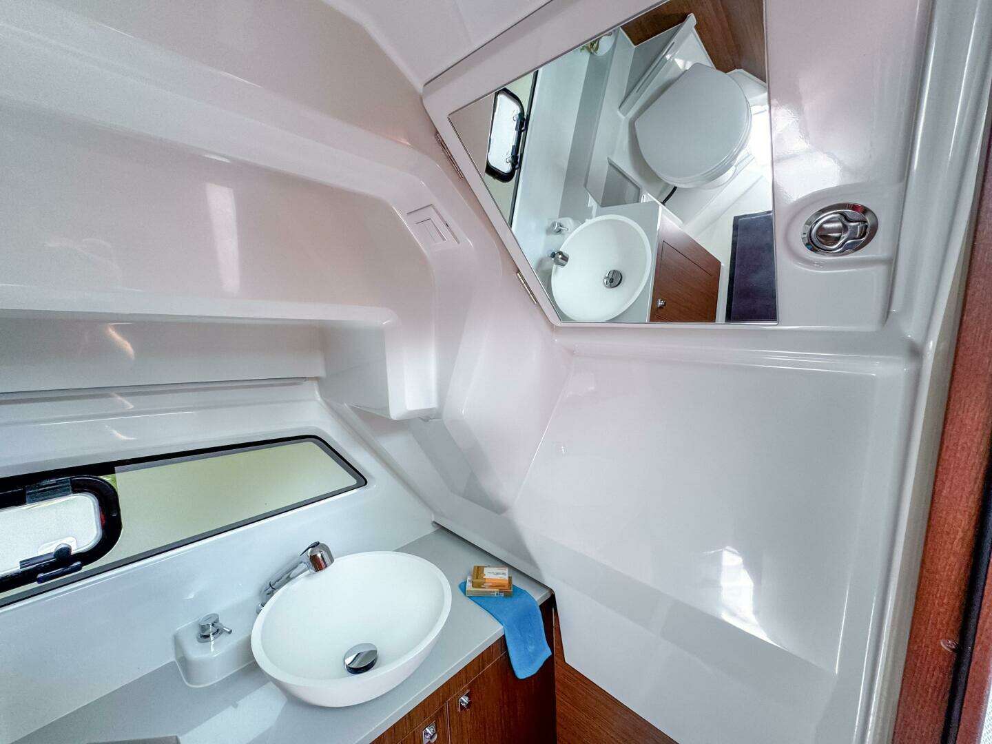 2026 Beneteau Antares 9 - Image 25