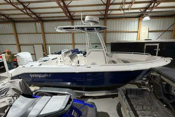 2016 Everglades 230 Center Console