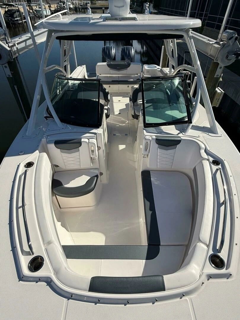 2021 Robalo R317 - Image 20