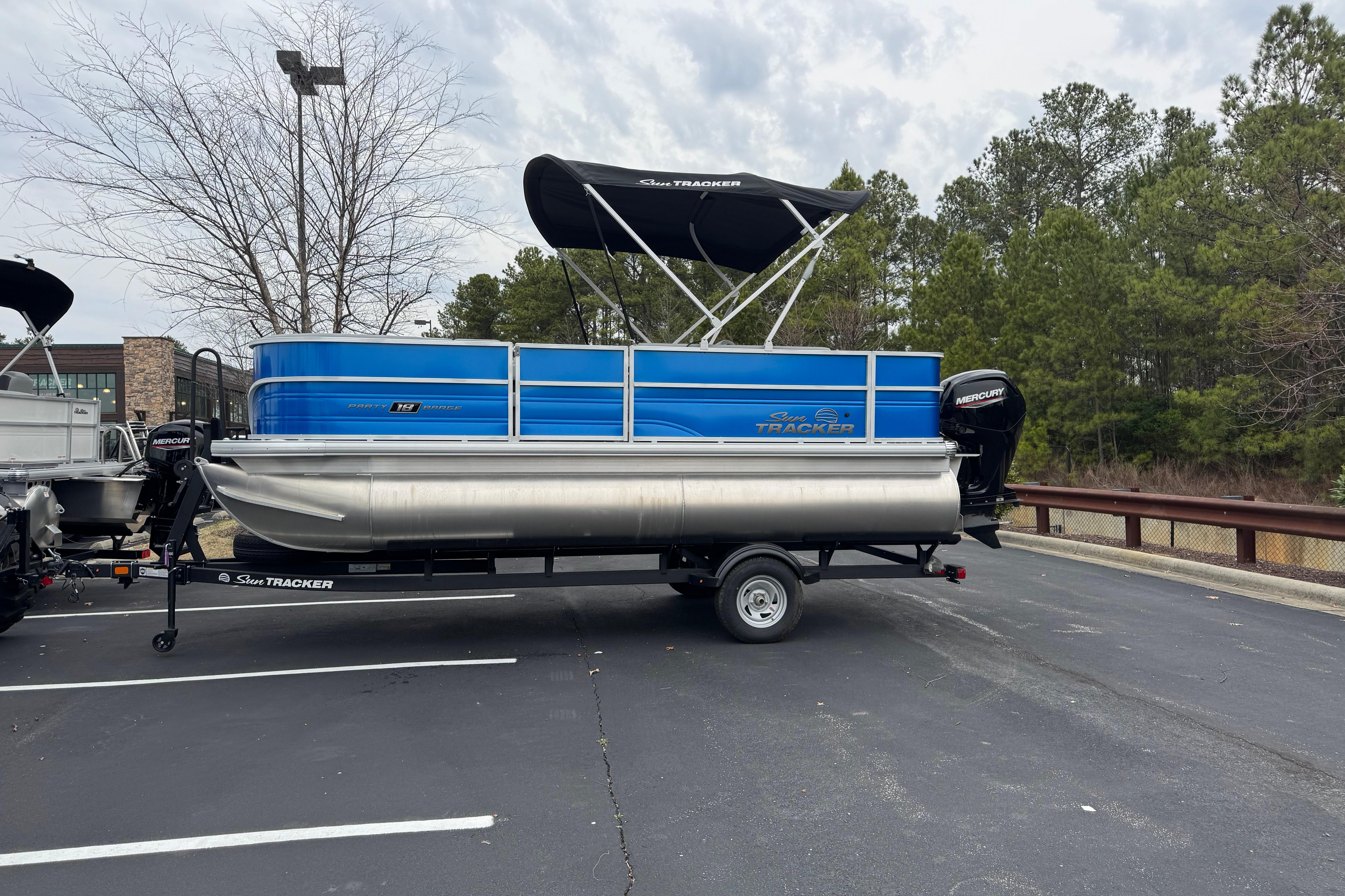 2026 Sun Tracker Party Barge 18 DLX