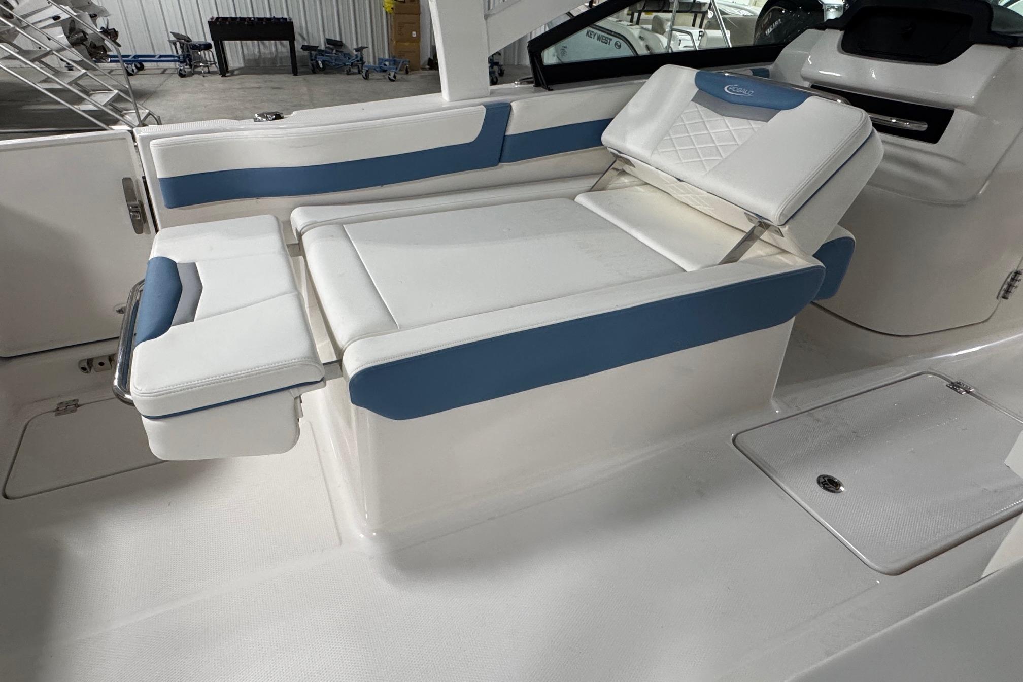 2026 Robalo R257 Dual Console - 8