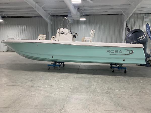 2026 Robalo 226 Cayman