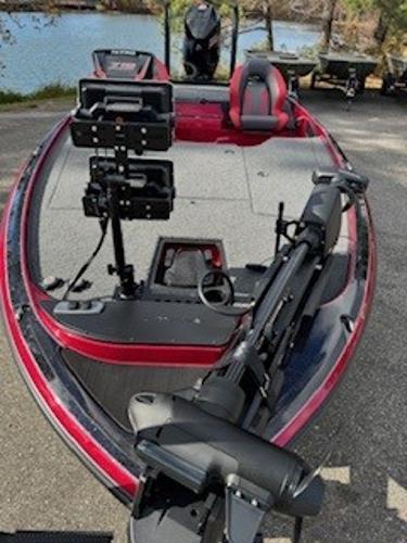 2025 Nitro Z19 boat with advanced equipment by the lake.