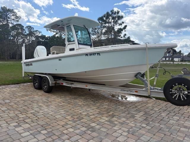 2022 Everglades 253 Center Console