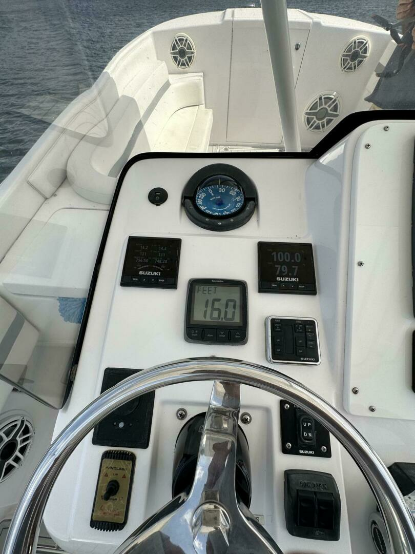 2003 Intrepid 32 - Image 11