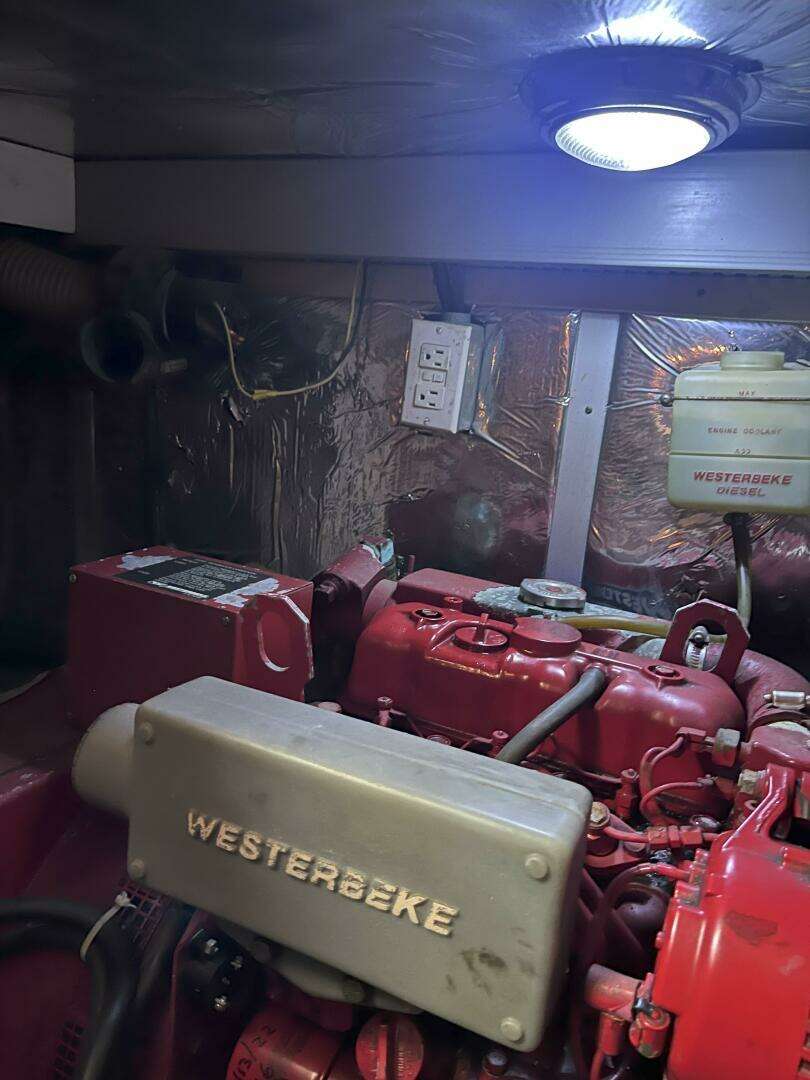 1990 Jefferson 43 Sundeck - Image 37