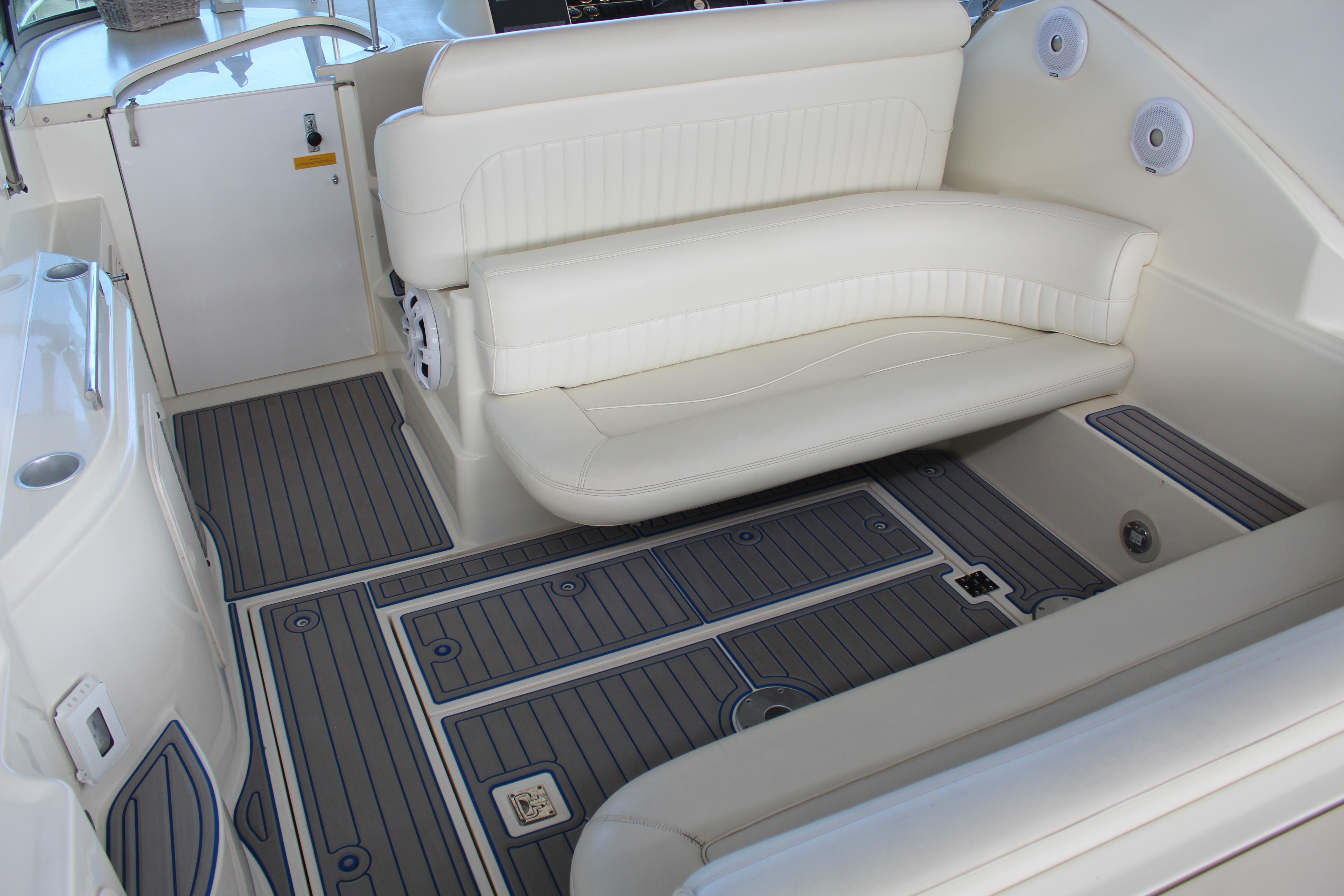 1999 Cruisers Yachts 3075 Rogue - 18