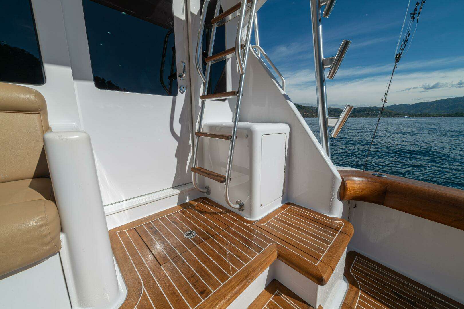 2006 Viking 56 Convertible - Image 22