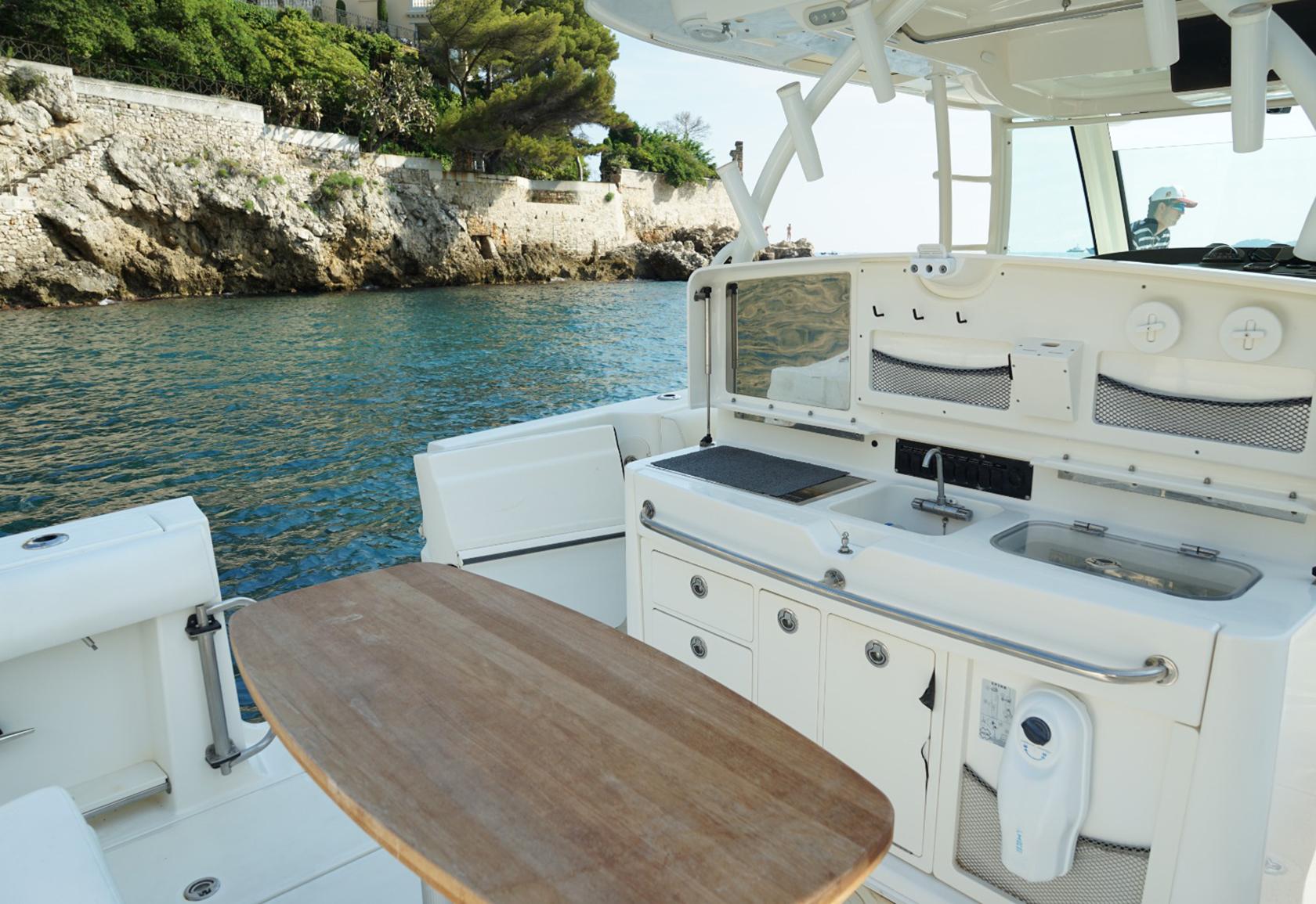 Boston Whaler 370 Outrage