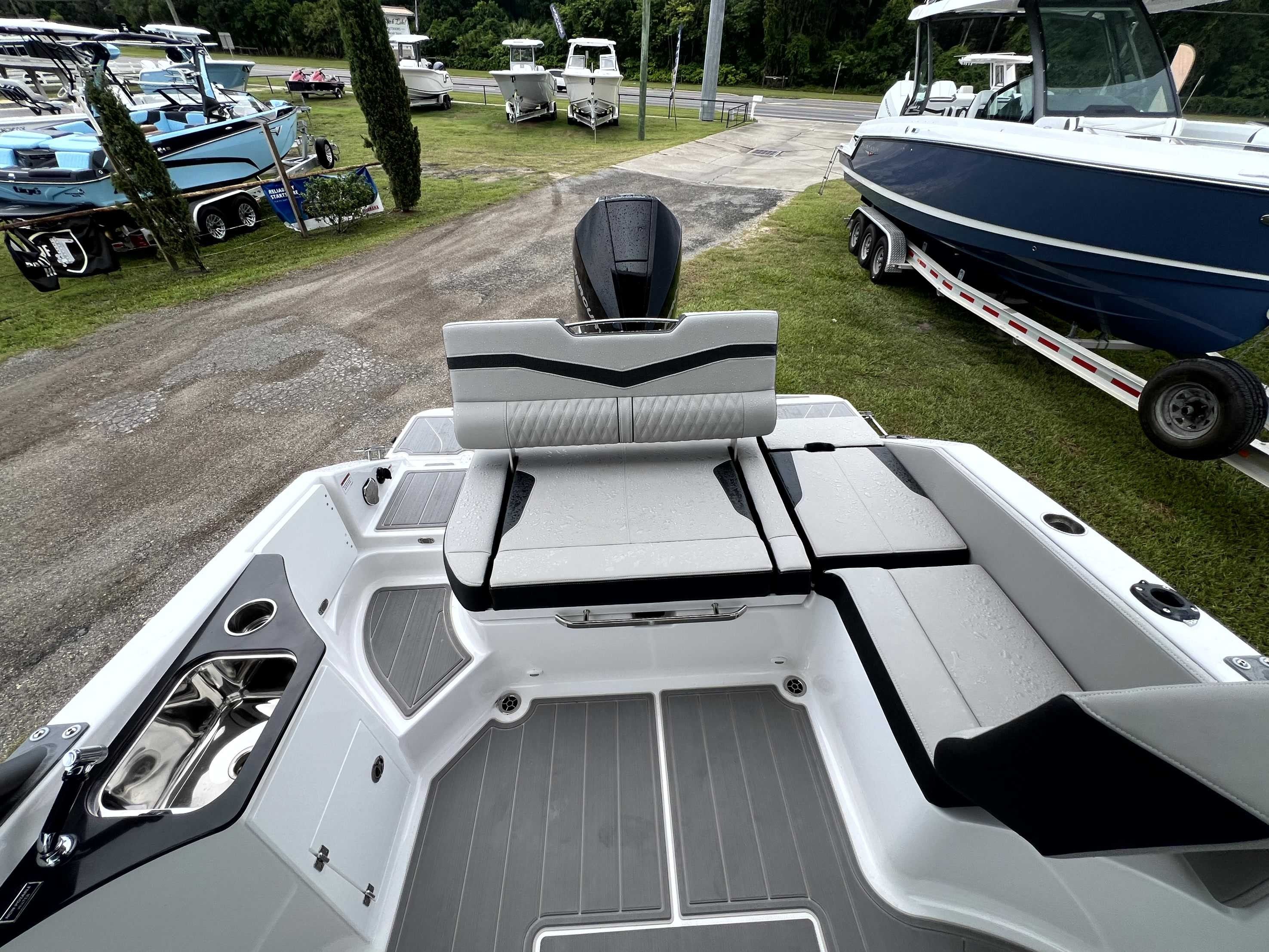 The image shows the stern of a 2026 Monterey Elite 25 boat with sleek seating.