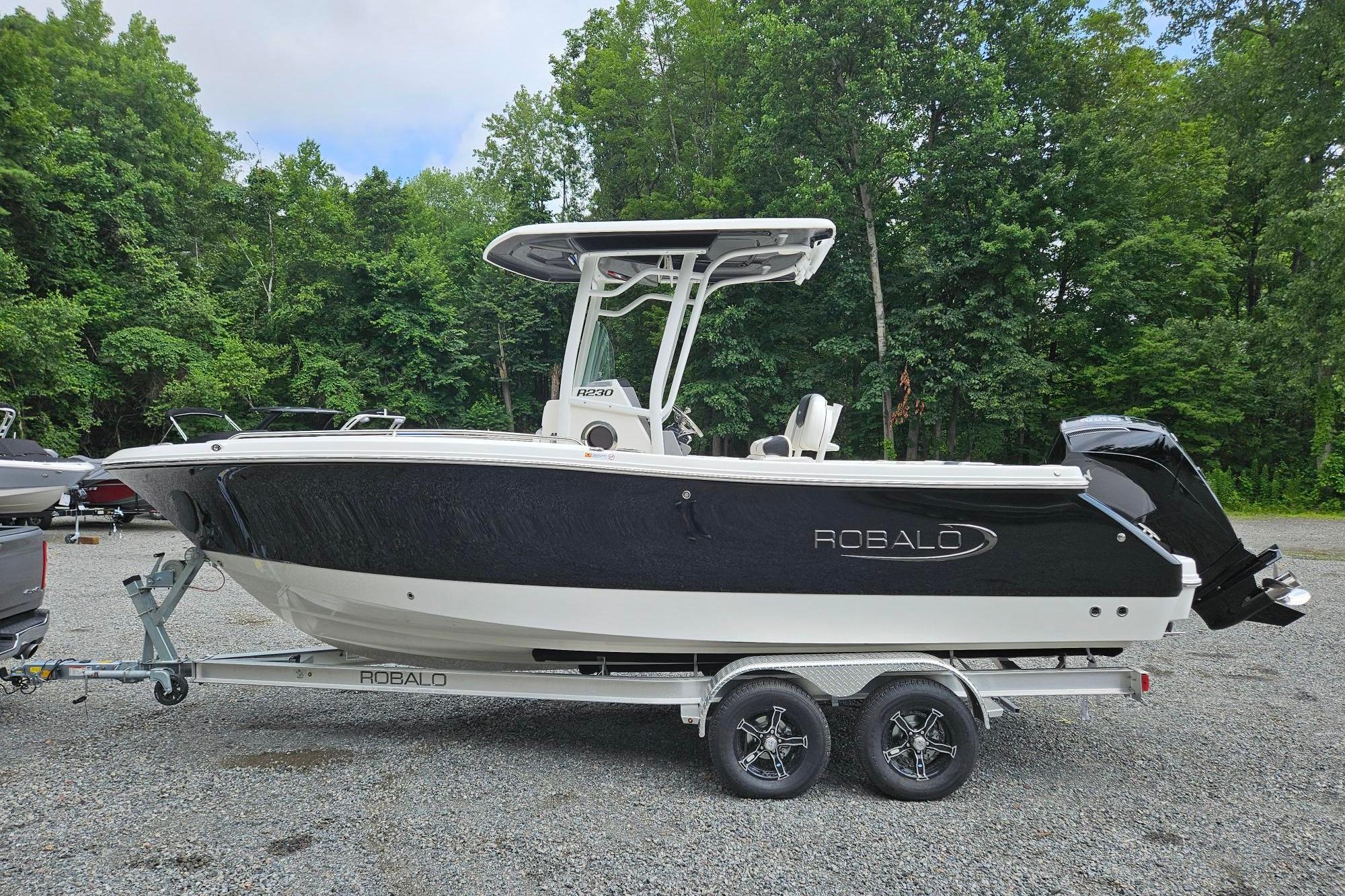 2025 Robalo R230 Center Console