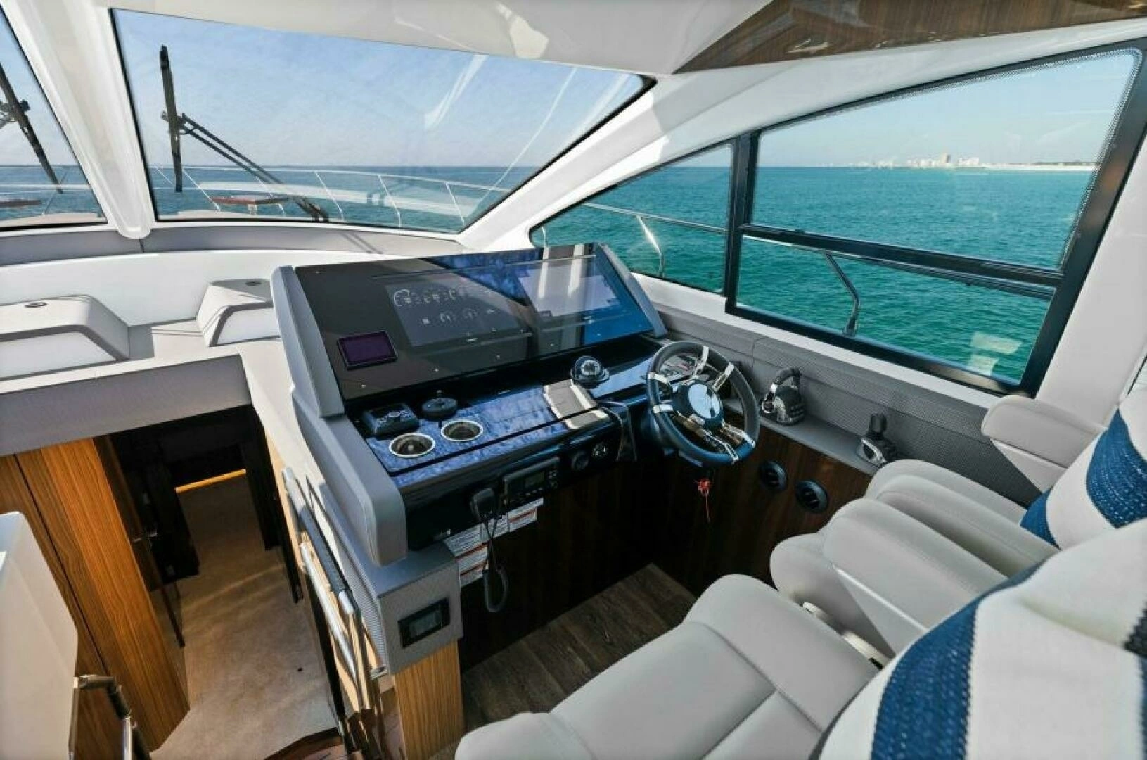 2023 Cruisers Yachts 60 Cantius Fly - Image 32