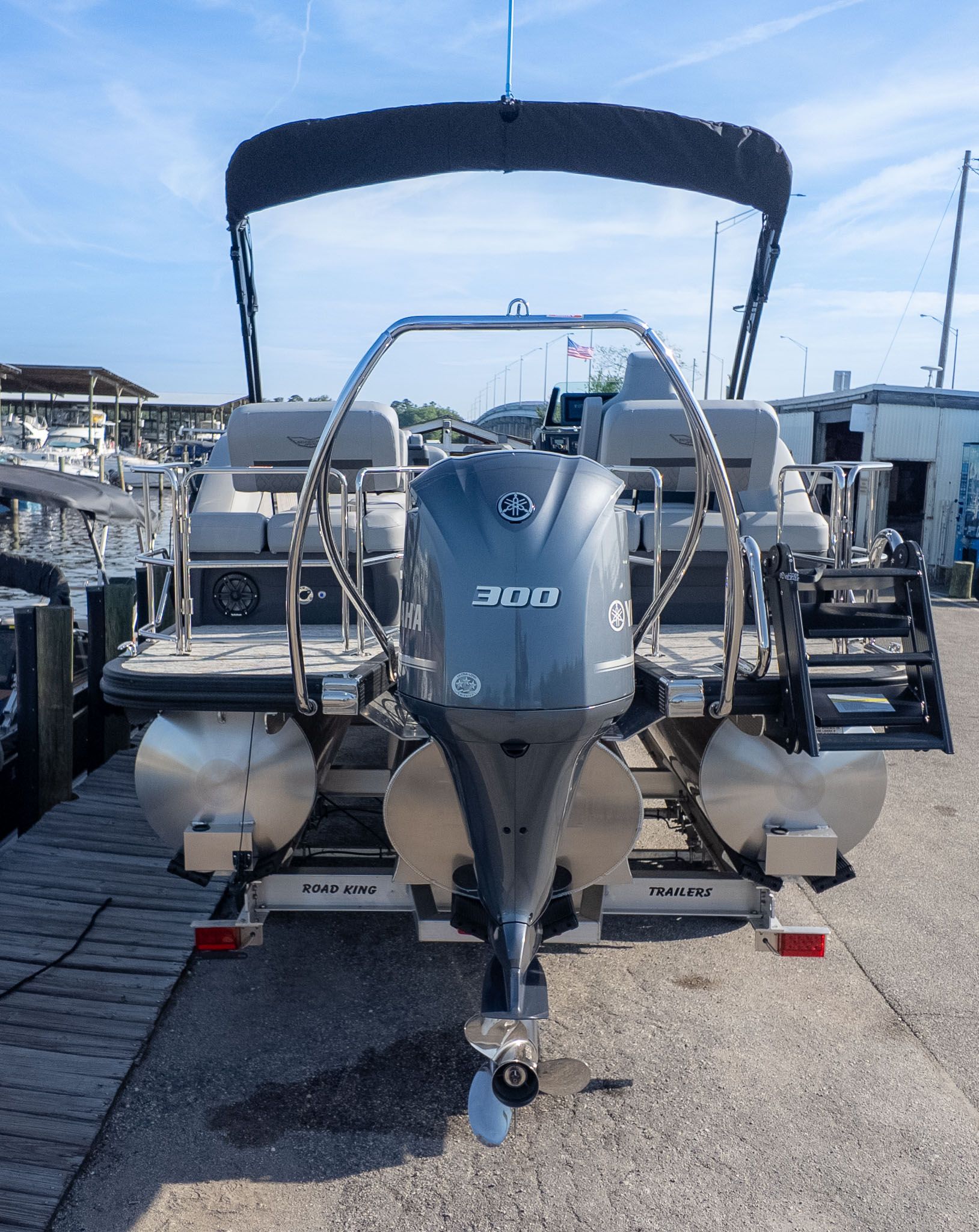 2026 Bennington 24 M Stern Lounge - 5