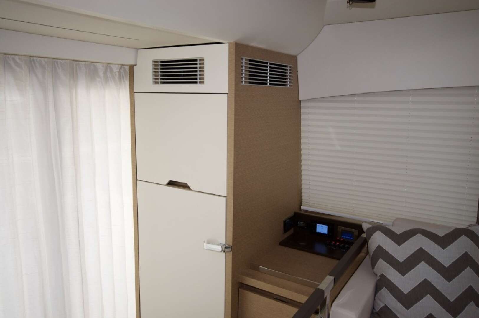 2018 Prestige 460 - Image 16