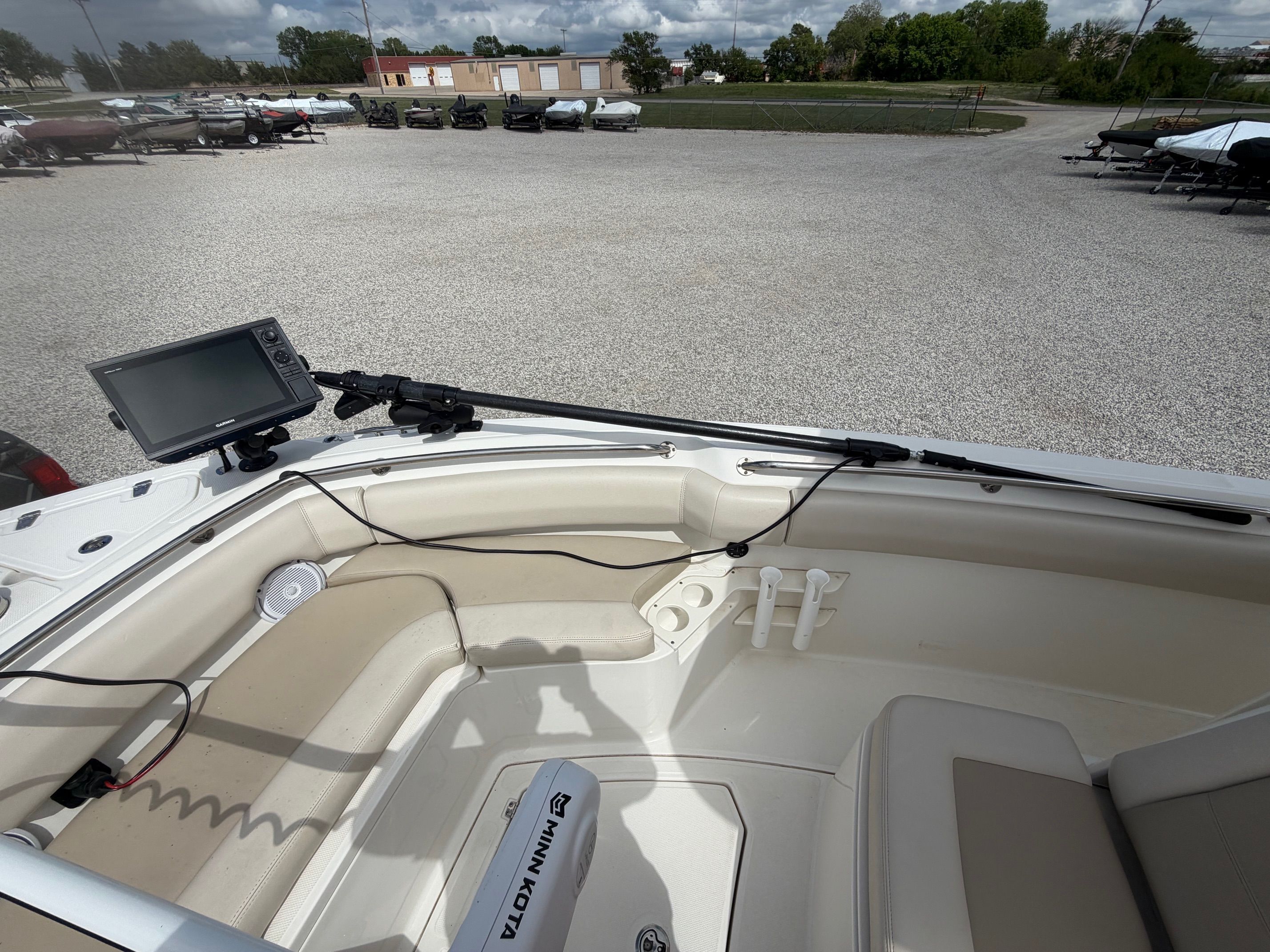 Boston Whaler 230 Outrage 2020 with Minn Kota trolling motor.