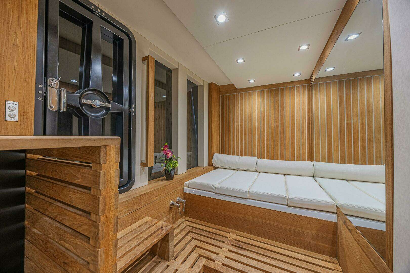 2010 Lazzara Yachts LSX 92 - Image 52