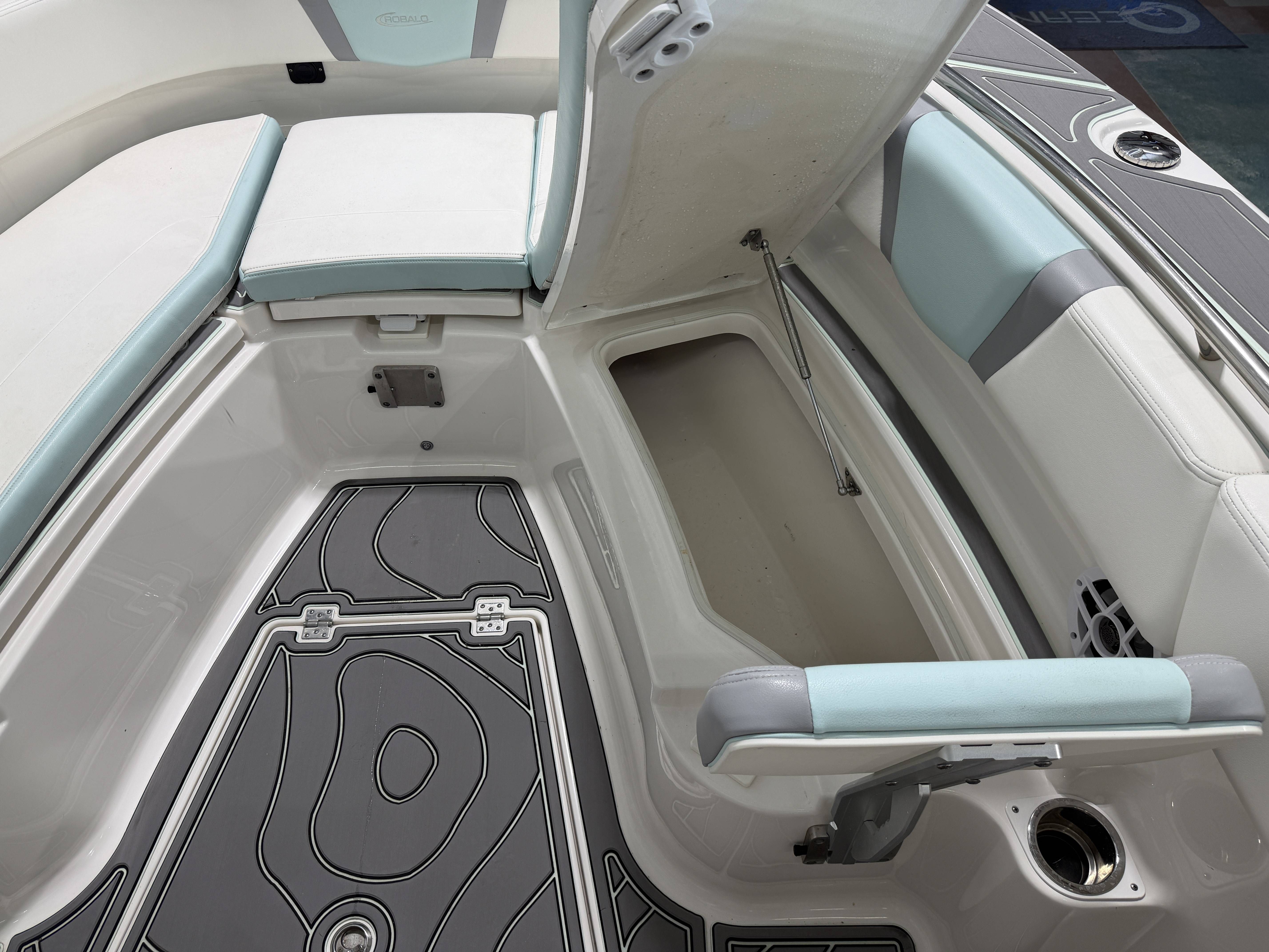 2023 Robalo R250 Center Console - 32