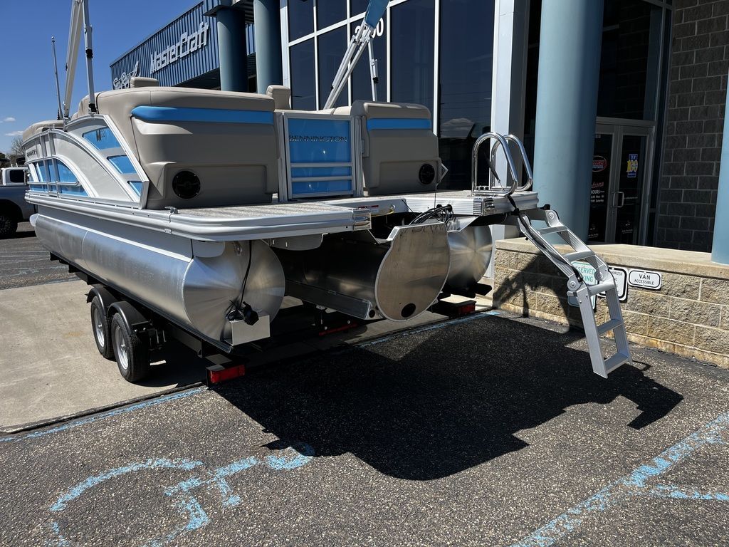 2025 Bennington 22 M Fastback - Quad Bench - 14