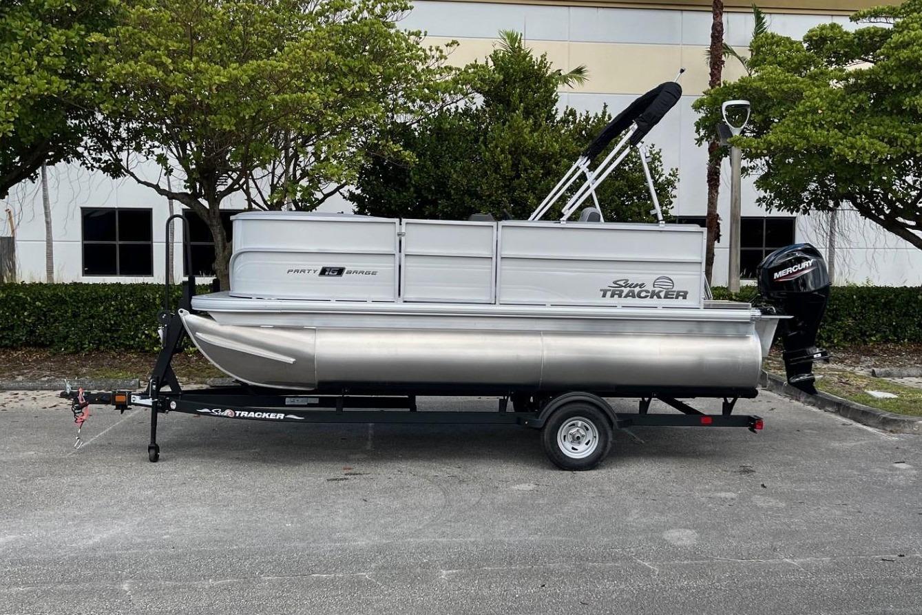 2026 Sun Tracker Party Barge 16 DLX
