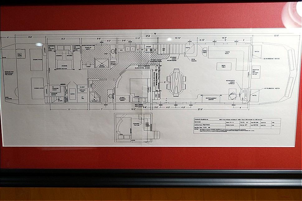 Floor plan of a 2000 Stardust Cruisers 83'x17' houseboat, framed with a red border.
