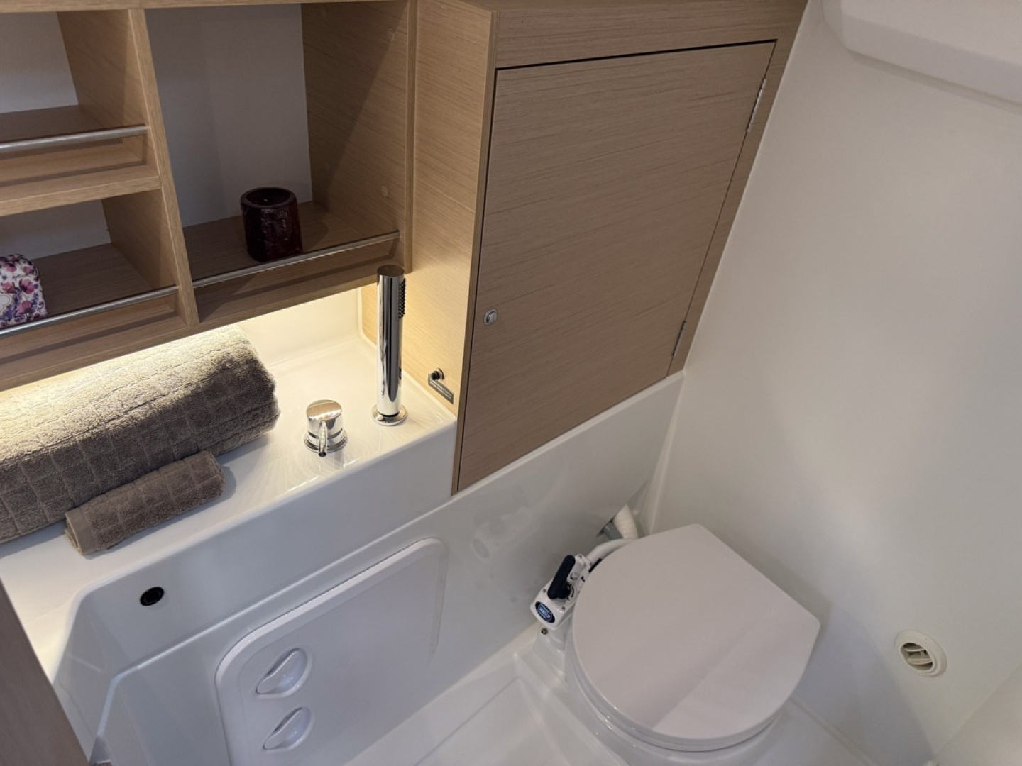 2023 Beneteau Oceanis 30.1 - Image 23