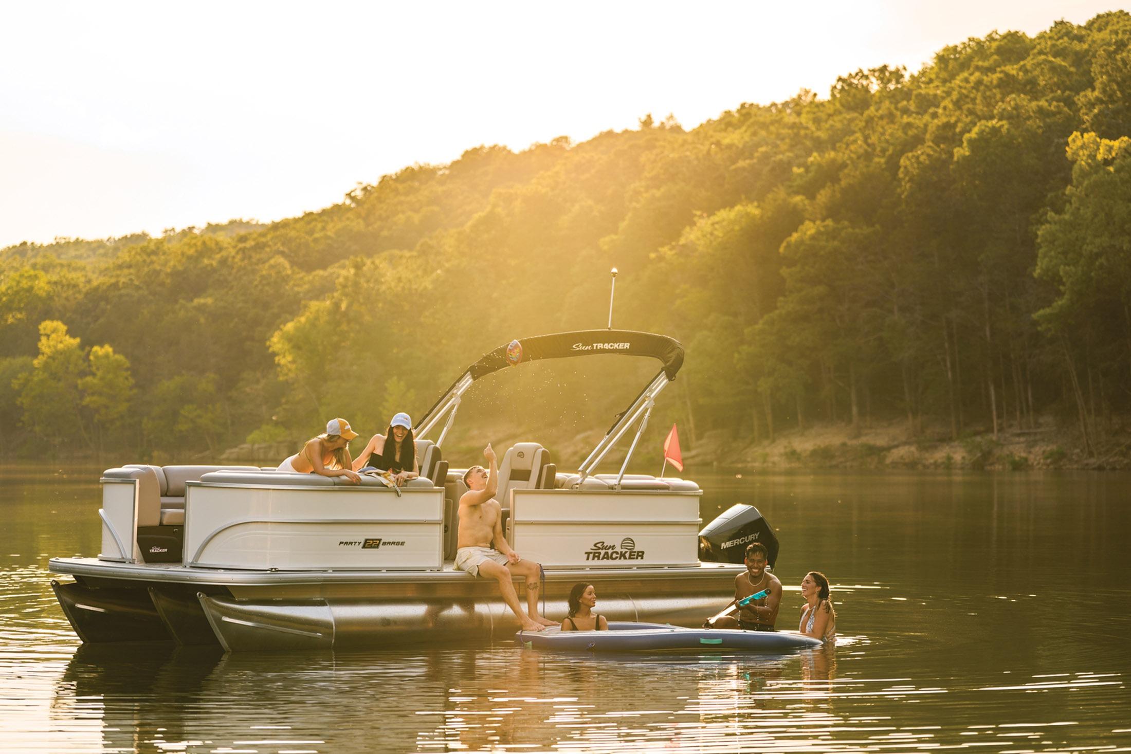 2026 Sun Tracker Party Barge 22 XP3 - 12