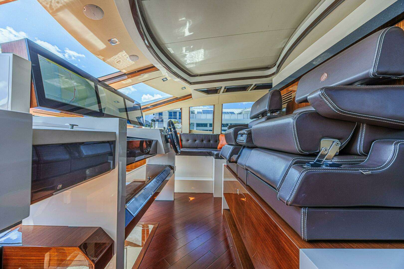 2010 Lazzara Yachts LSX 92 - Image 40