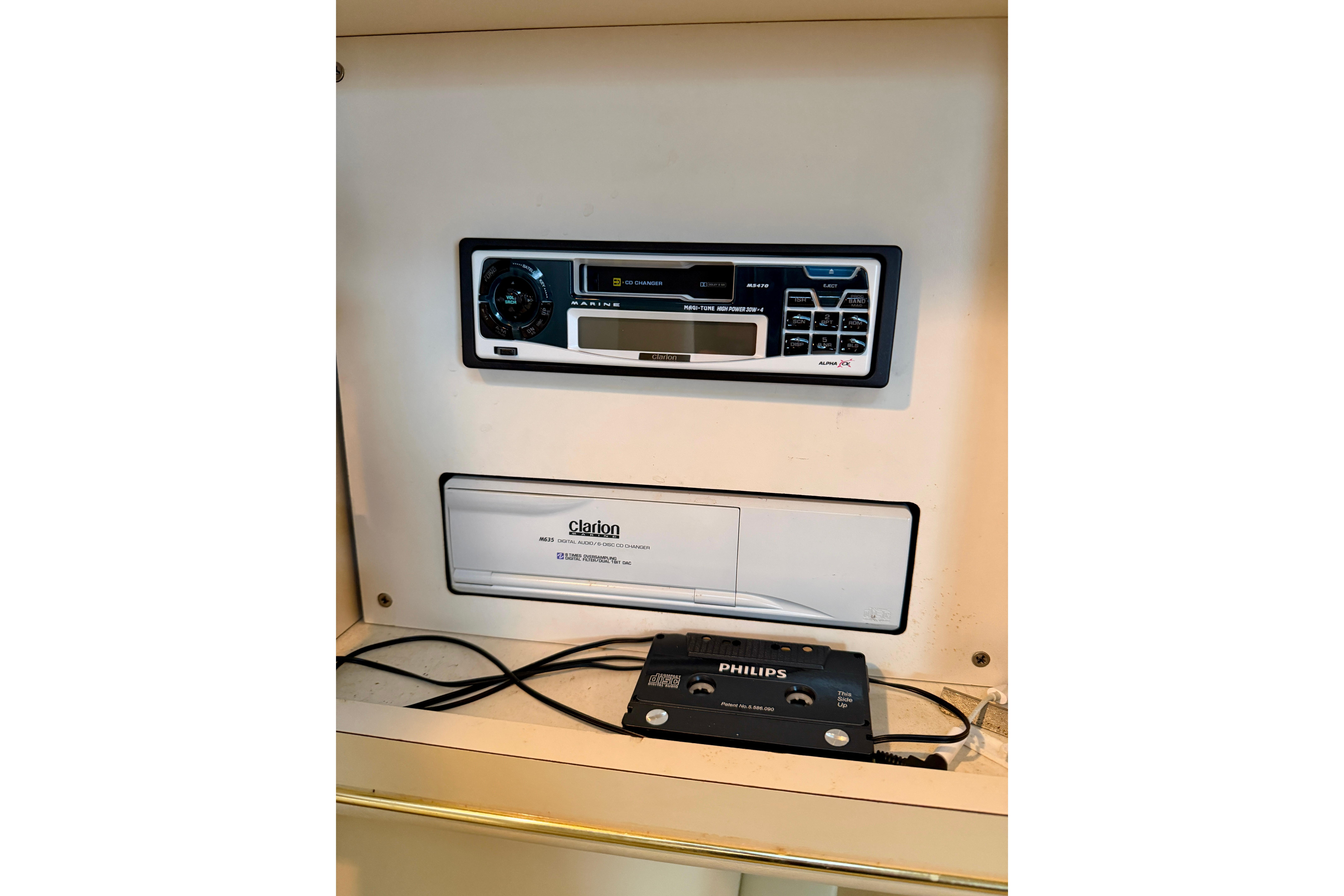 1999 Sea Ray 400 Sundancer audio system with Clarion and Philips components.