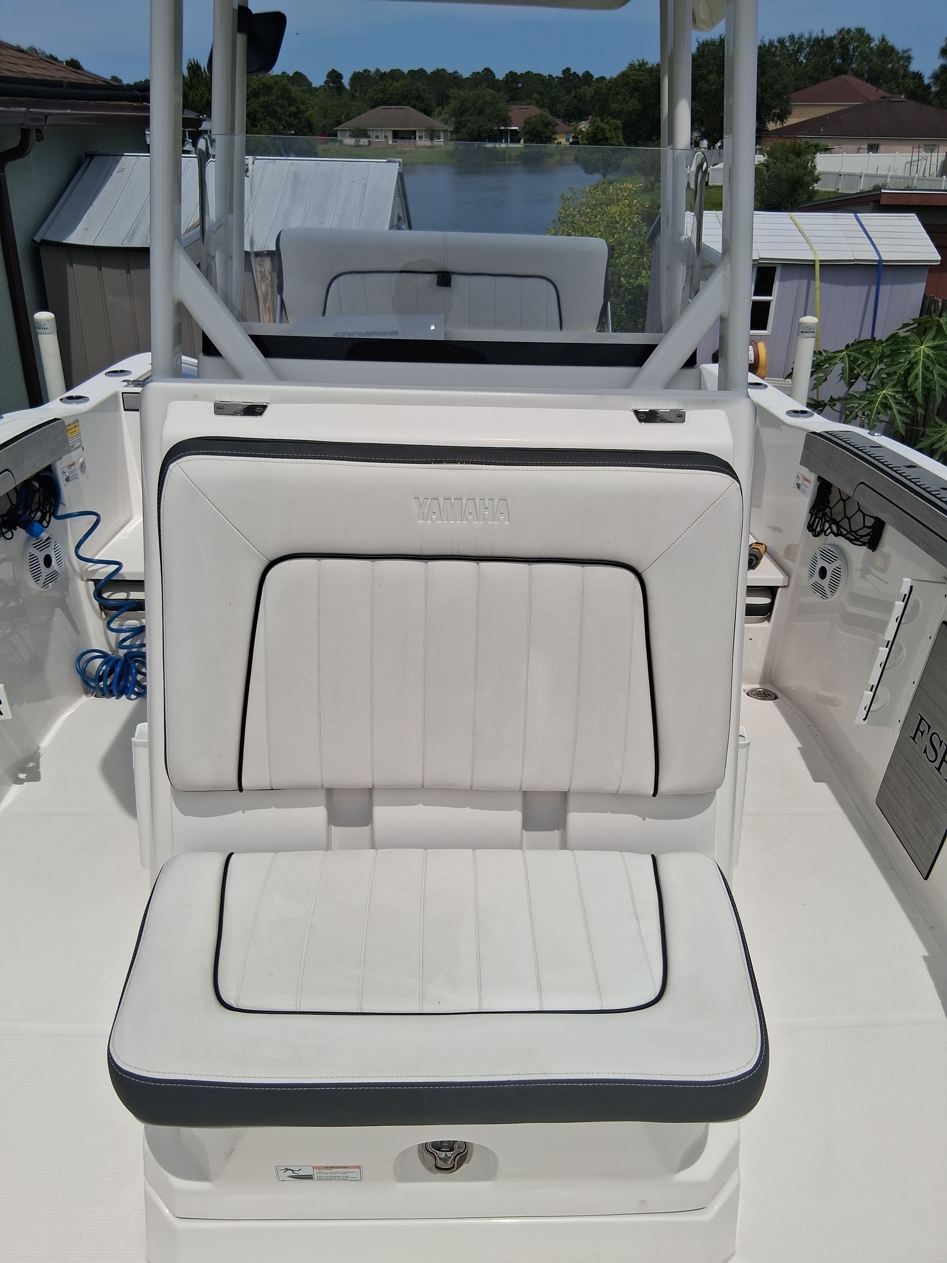 The 2023 Yamaha 220 FSH Sport features a white bench seat with a stitched design.