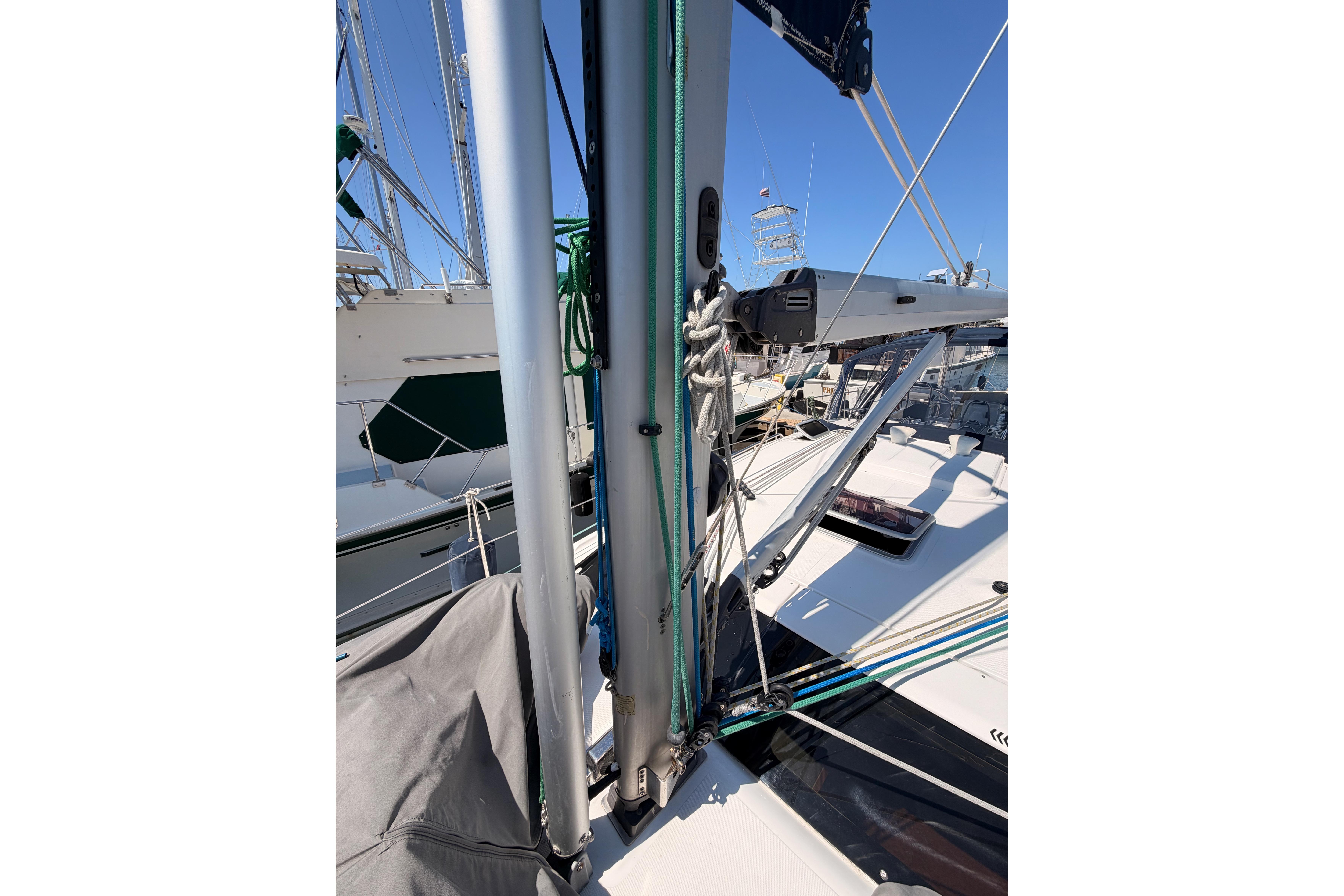2008 Hunter 45 Deck Salon sailboat mast and rigging details at marina.